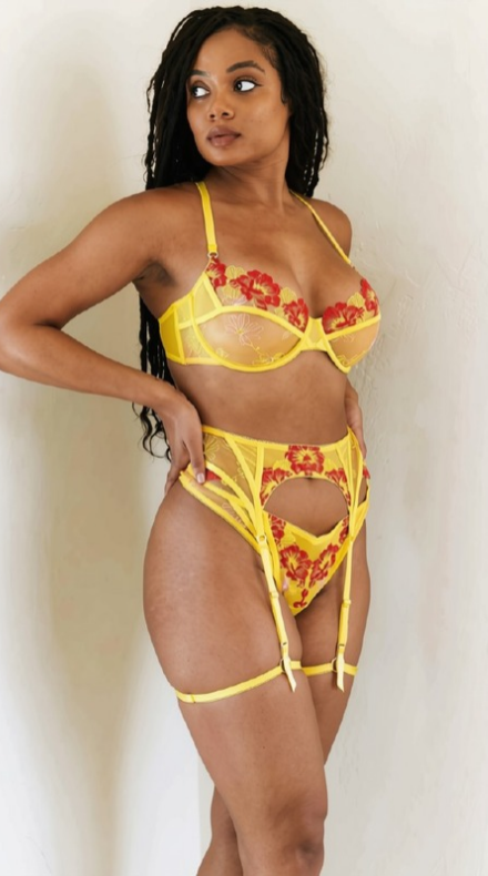 Conjunto Lenceria Amarillo Olivia Flores Rojas Bordadas