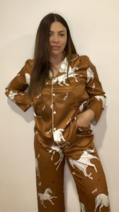 pijama de mujer color café con diseño de caballos y textura, pijama con pantalon