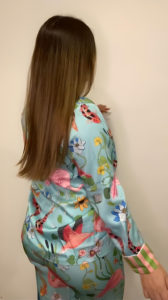 Pijama femenino celeste de satín de 2 piezas manga larga y pantalón con diseños de flamencos