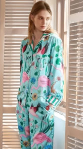 pijama de satin con flores y flamencos