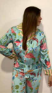 Pijama femenino celeste de satín de 2 piezas manga larga y pantalón con diseños de flamencos