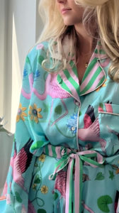pijama de satin con flores y flamencos